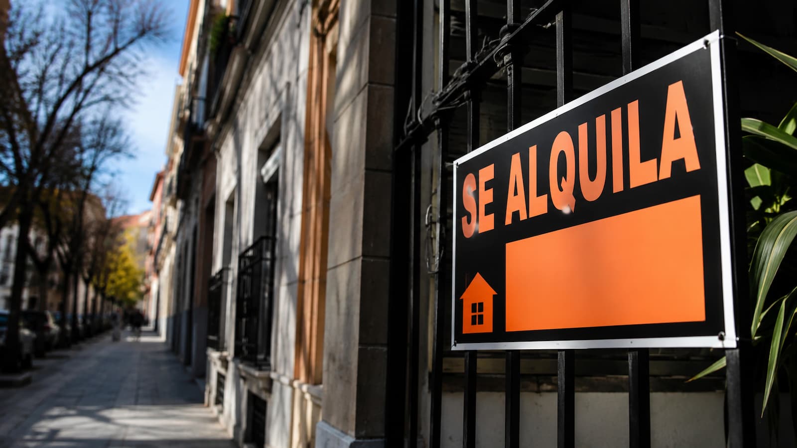 Cartel de alquiler en una vivienda de Madrid