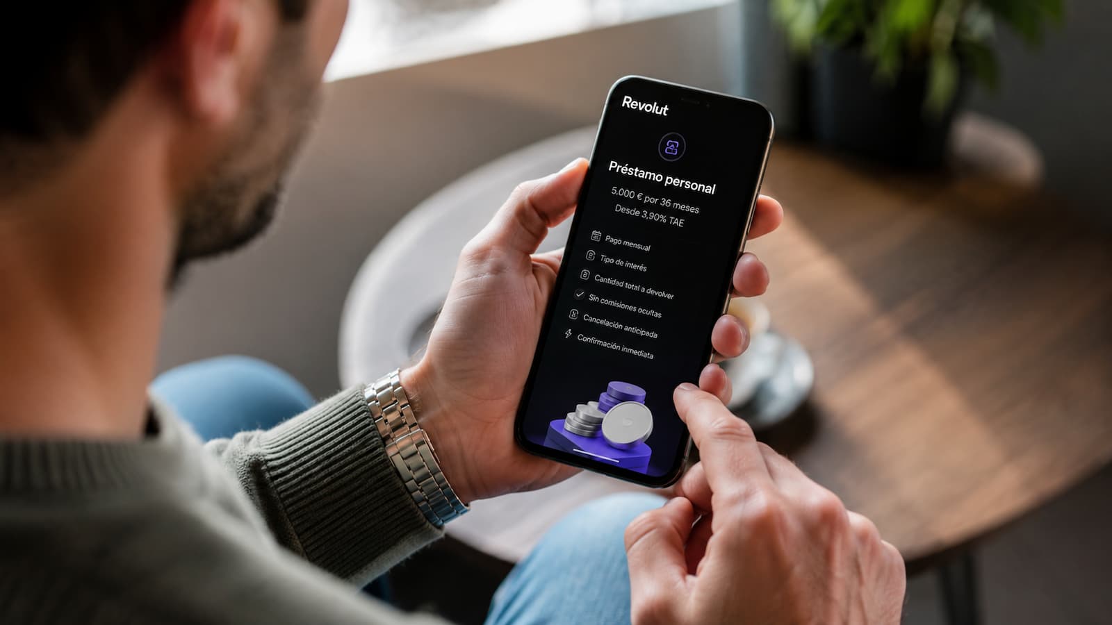 Cliente revisa las condiciones de un préstamo personal en la app de Revolut.