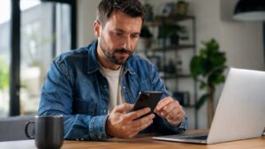 Cliente revisando condiciones de una cuenta compartida en MyInvestor