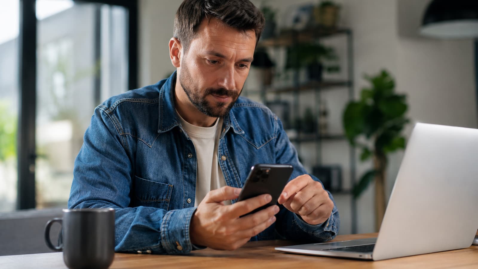 Cliente revisando condiciones de una cuenta compartida en MyInvestor