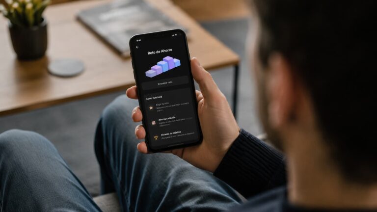 Cliente revisando el Reto de Ahorro de Revolut desde la app