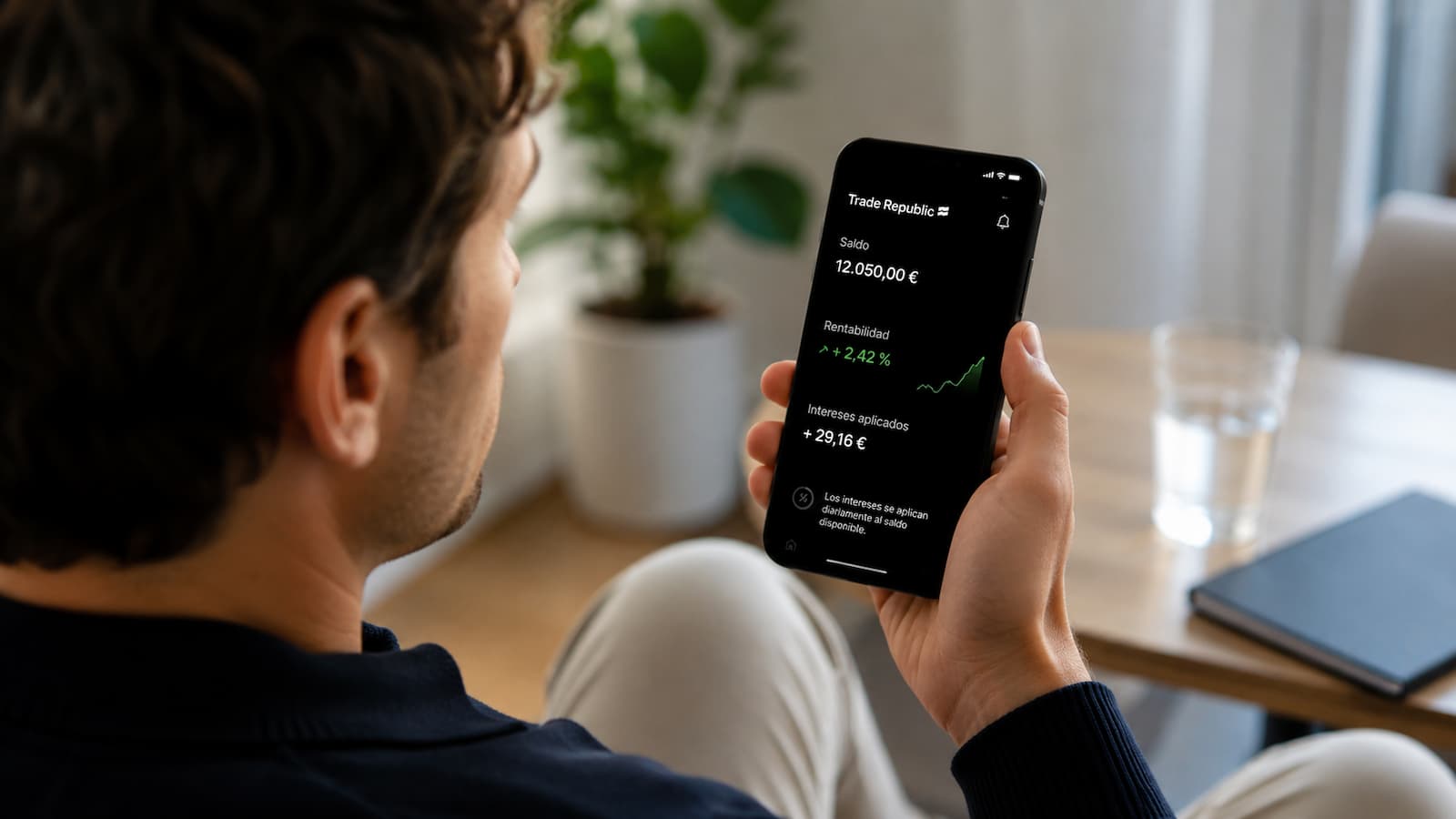 Cliente revisando la rentabilidad aplicada a su saldo en Trade Republic