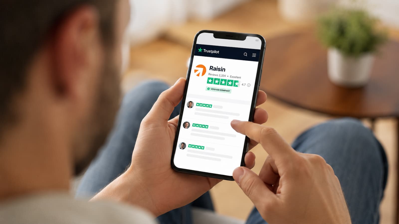 Cliente revisando la valoración de Raisin en Trustpilot desde el móvil