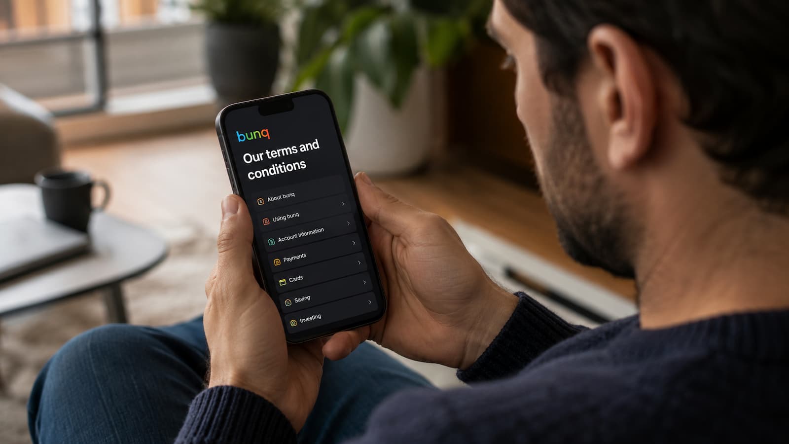 Cliente revisando las condiciones de bunq desde la app móvil