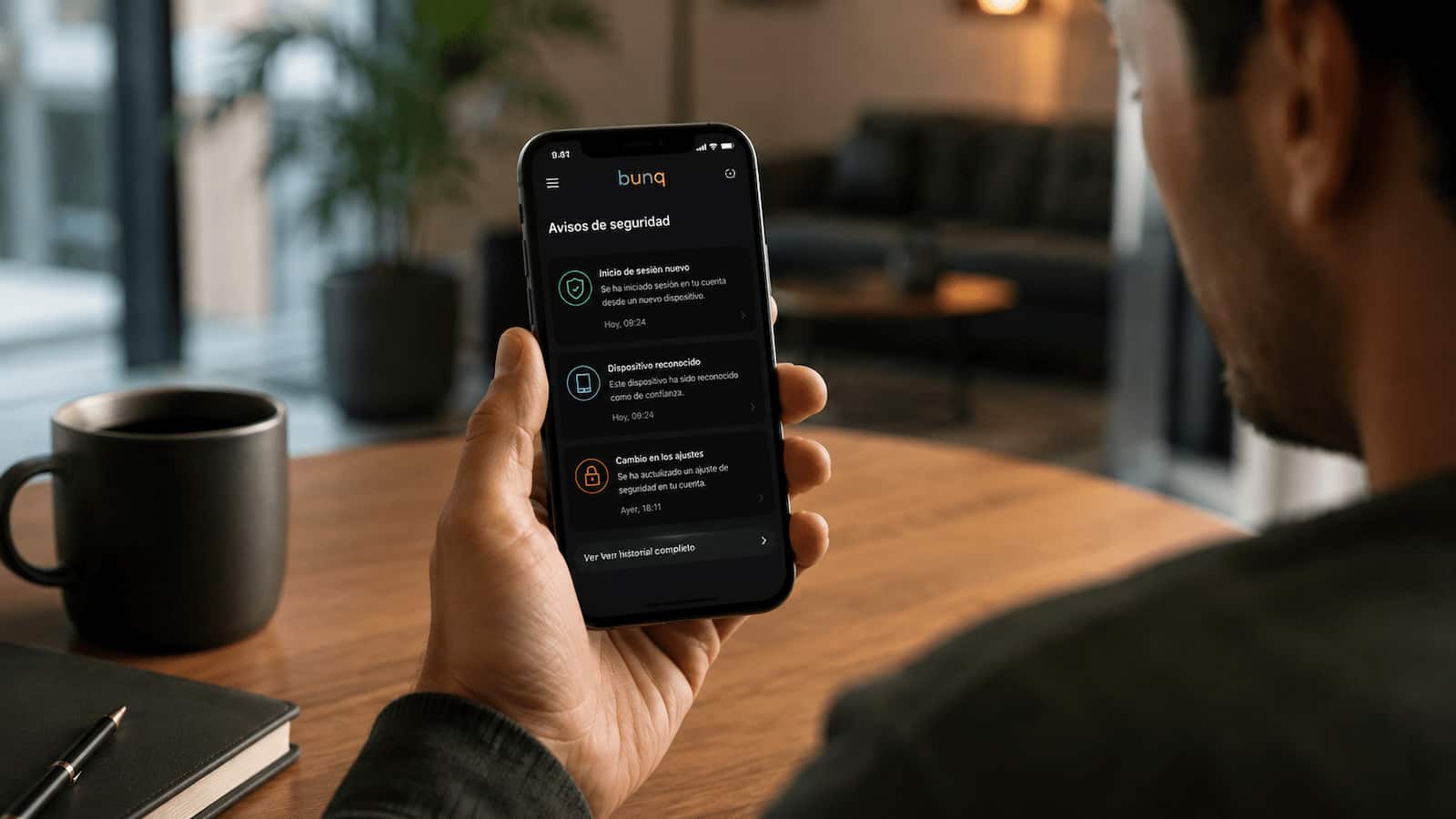 Cliente revisando los avisos de seguridad en la app de bunq