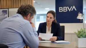 Cliente revisando una reclamación bancaria ante BBVA