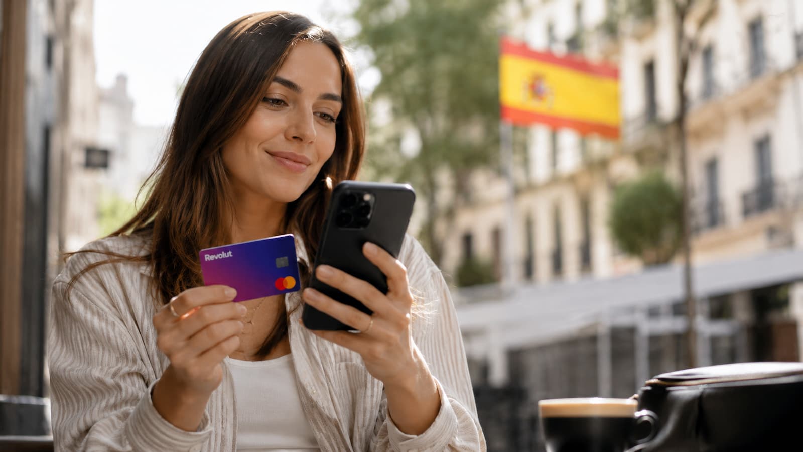 Cliente usando la app y tarjeta de Revolut en España