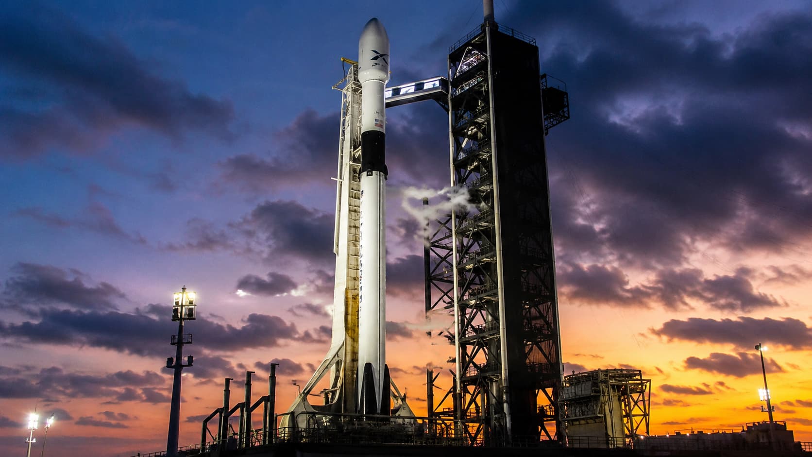 Cohete de SpaceX antes de su lanzamiento la salida a bolsa de la compañía ha reactivado el interés por tecnología IA y economía espacial.