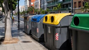 Contenedores de residuos en una calle de Las Palmas de Gran Canaria.