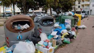 Contenedores llenos en Coma ruga durante el nuevo sistema de residuos