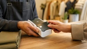Datáfono de Qonto para comercios y autónomos que cobran con tarjeta