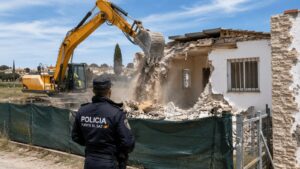 Derribo de una edificación irregular en Fuente el Saz de Jarama.
