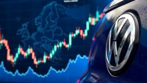 Detalle de un vehículo Volkswagen junto a una gráfica bursátil europea.