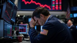 Elevance Health cae en bolsa pese a elevar su previsión anual.