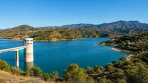 Embalse de La Viñuela clave para agua playas y economía local en la Axarquía.