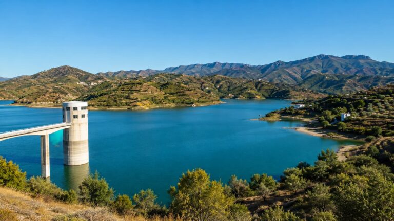 Embalse de La Viñuela clave para agua playas y economía local en la Axarquía.