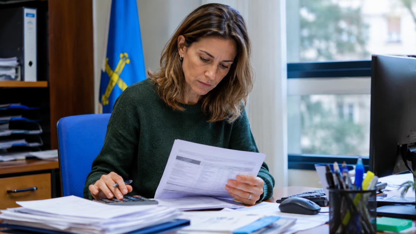 Empleados públicos en Asturias revisan cómo afectará la subida salarial de 2026 a su nómina y poder adquisitivo