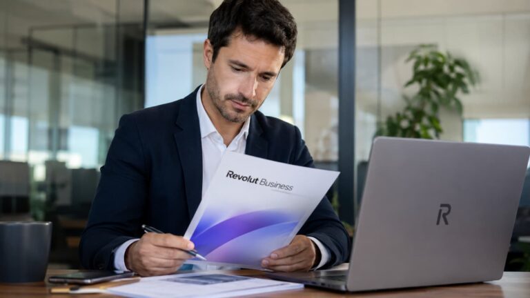 Empresa revisando las condiciones de inversión de Revolut Business