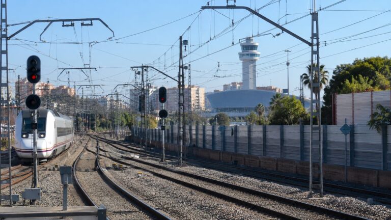 El tren al aeropuerto abre expropiaciones en Alcosa: suelo, movilidad y dinero