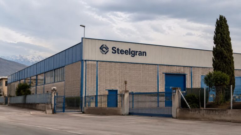 Exterior de una nave industrial en el área metropolitana de Granada donde el cierre de Steelgran deja sin empleo a 49 trabajadores