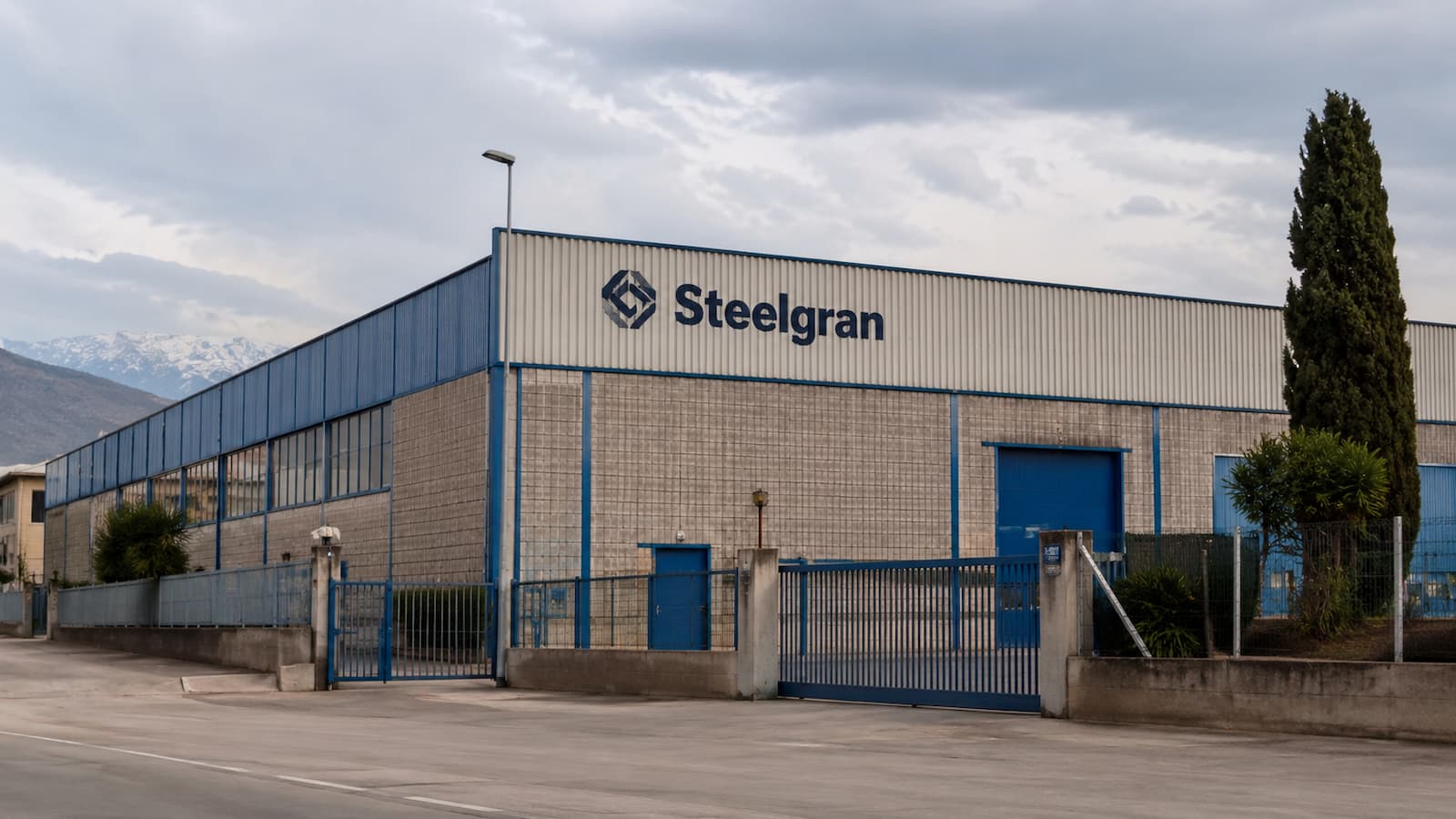Exterior de una nave industrial en el área metropolitana de Granada donde el cierre de Steelgran deja sin empleo a 49 trabajadores