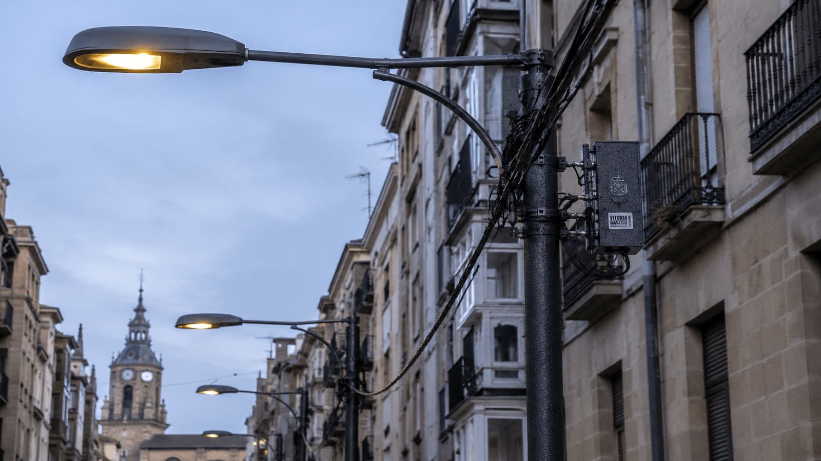 Farolas y cableado del alumbrado público en una calle de Vitoria Gasteiz