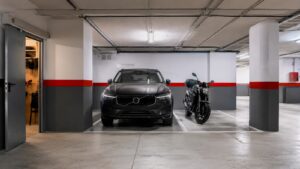 Garaje comunitario en Barcelona con plazas privadas para coche y moto