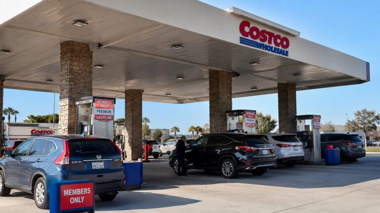Gasolinera de Costco con surtidores solo para socios en California.