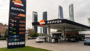 Gasolinera en Madrid con precios de carburante visibles