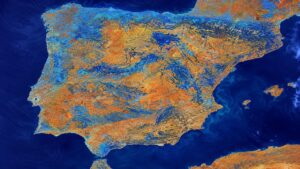 Imagen satelital de la Península Ibérica con lectura en falso color los tonos azules pueden representar agua humedad sedimentos u otros datos captados por sensores espaciales.