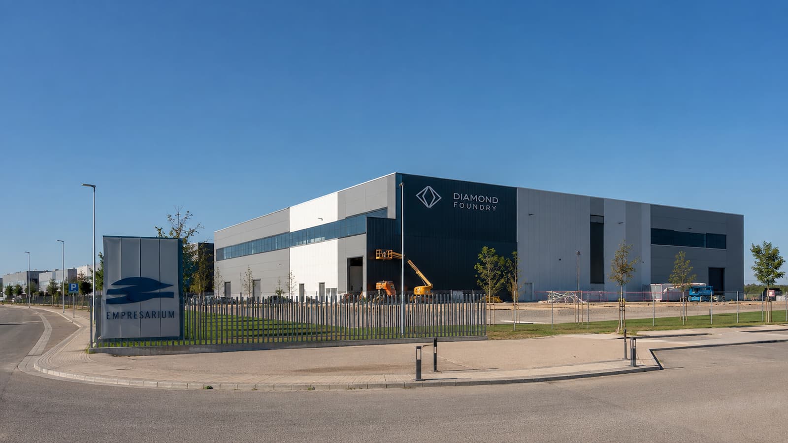 Instalaciones industriales en el polígono Empresarium de La Cartuja Baja en Zaragoza donde Diamond Foundry prepara su nueva planta de obleas de diamante sintético.