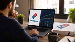 Inversor revisando cómo comprar acciones de Domino’s Pizza desde España.
