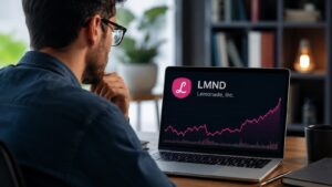 Inversor revisando la acción LMND de Lemonade antes de comprar