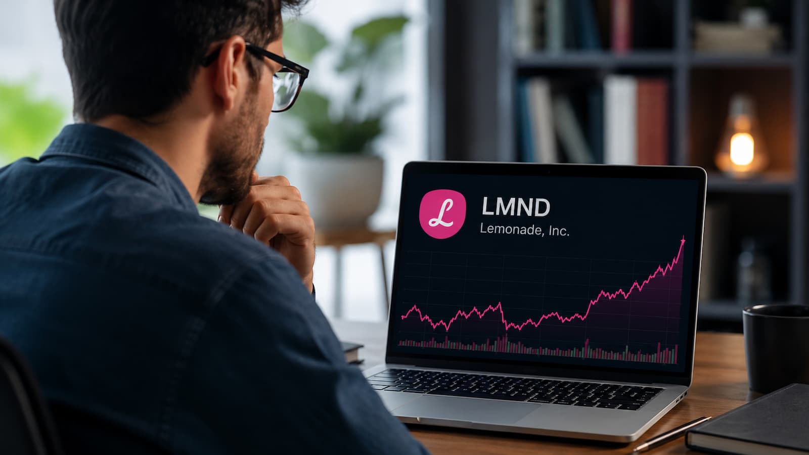 Inversor revisando la acción LMND de Lemonade antes de comprar