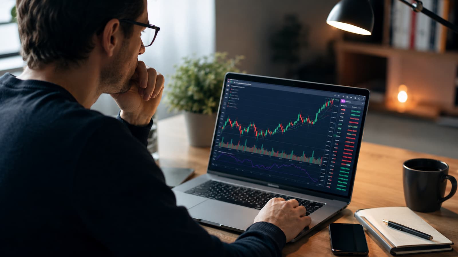 Inversor revisando la cotización de Dell Technologies antes de comprar acciones.