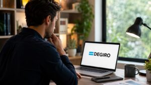 Inversor revisando los próximos resultados de DEGIRO