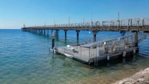 La pontona ya instalada junto al Pont del Petroli de Badalona.
