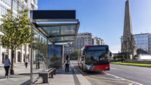 Nueva parada de bus urbano junto al Obelisco en A Coruña.