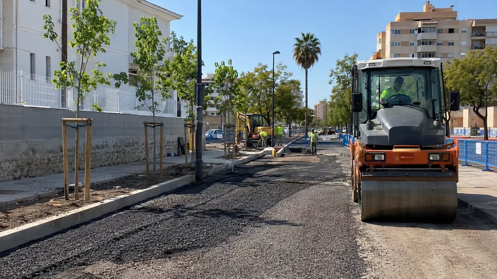 Obras de asfaltado y reurbanización en la avenida del Port en el Grau de Gandia donde se habilitará una nueva zona de aparcamiento con más arbolado.