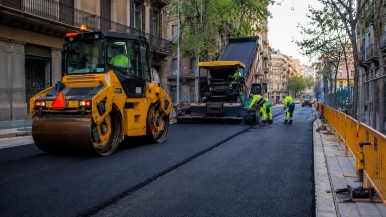 Obras de pavimentación en una calle de Barcelona.