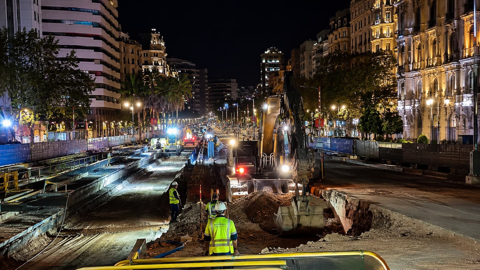 Obras nocturnas en la Gran Vía Marqués del Túria de València