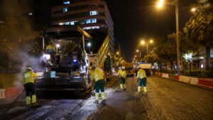 Obras nocturnas en la avenida San Sebastián en Santa Cruz de Tenerife.