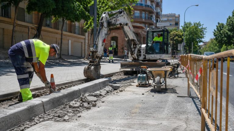 Obras para recuperar aparcamiento en la Avenida de Llanes Sevilla.