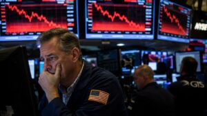 Operadores pendientes de Wall Street ante el aumento de las apuestas bajistas