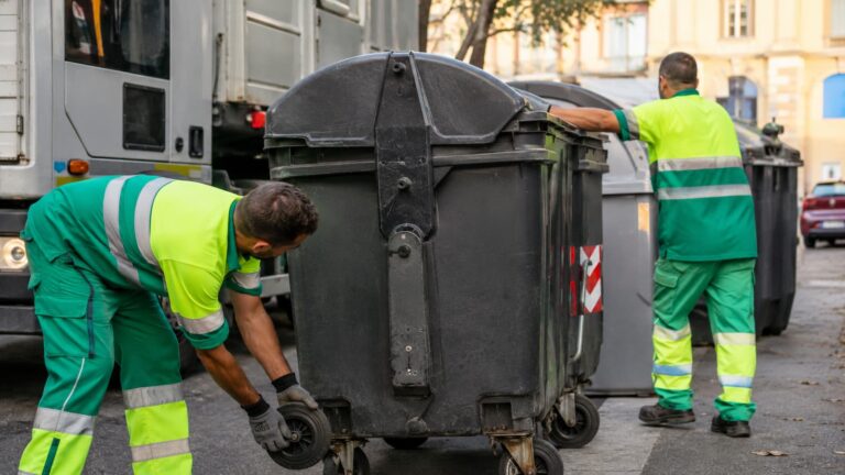Operarios de Sadeco retiran gomas de contenedores en Córdoba