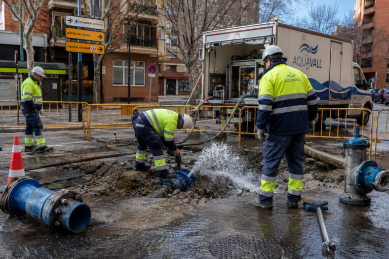 Operarios reparan una avería de agua en Valladolid