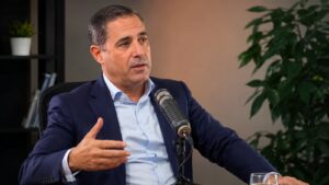 Paco Ávila durante una entrevista sobre empresa educación y finanzas familiares