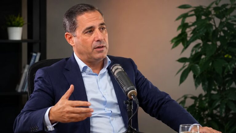 Paco Ávila durante una entrevista sobre empresa educación y finanzas familiares