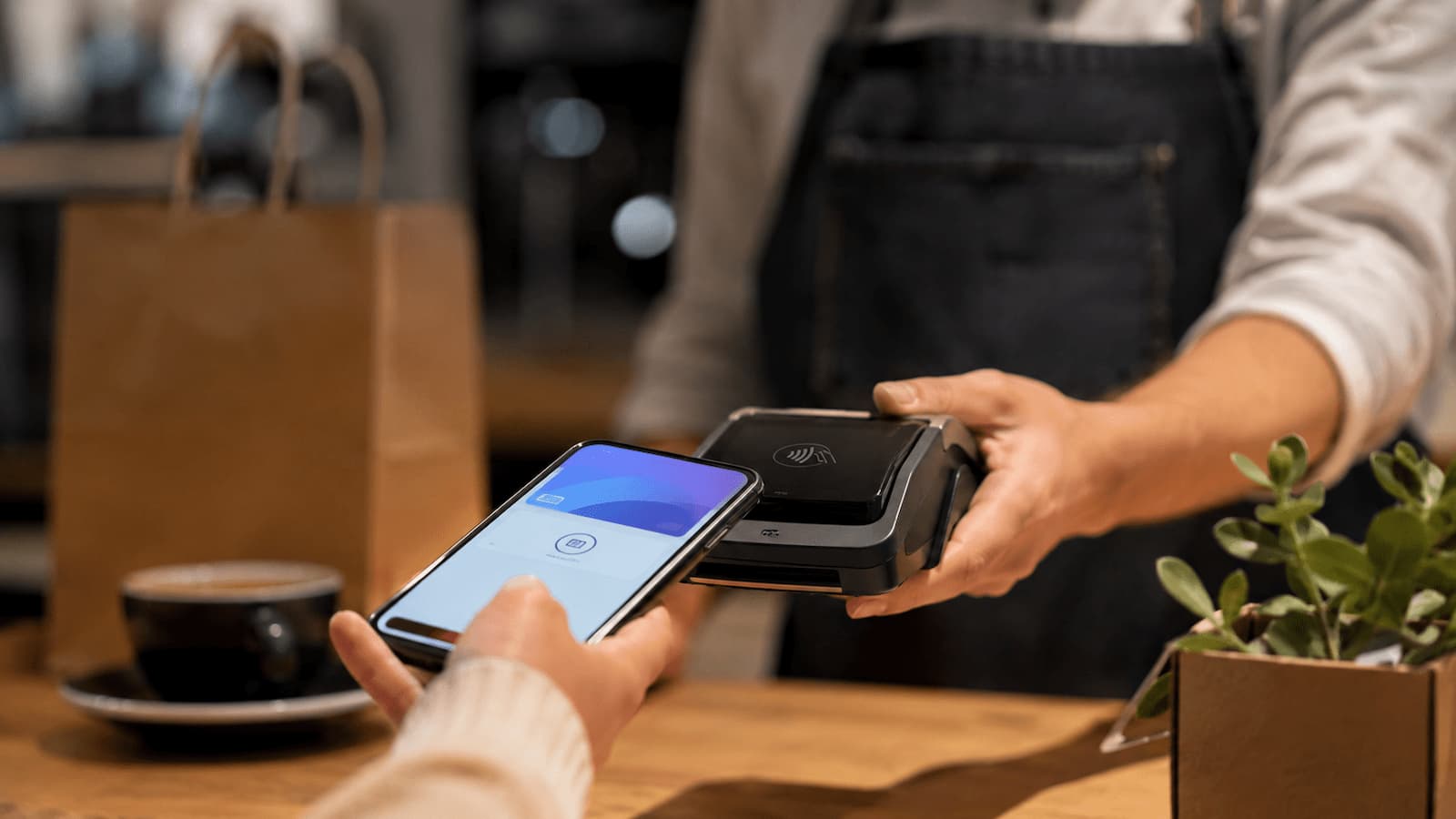 Pago digital en un comercio que prueba nuevas formas de cobro en euros