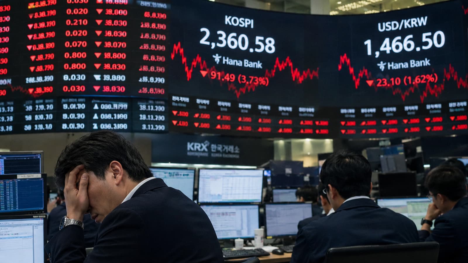 Panel bursátil en Seúl durante una sesión de alta volatilidad